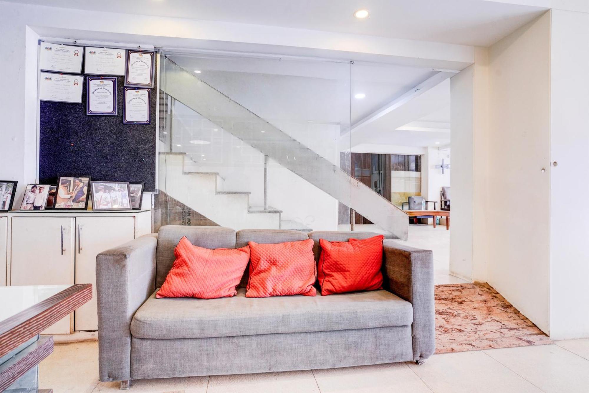 Super Townhouse Khar The Unicontinental Hotel Mumbai Exterior foto